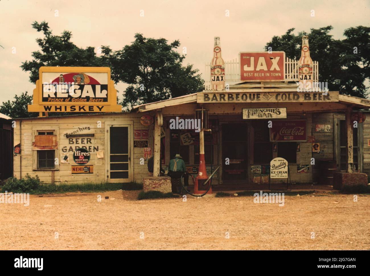 Un negozio di cross roads, bar, "juke joint" e distributore di benzina nella zona di piantagione di cotone, Melrose, Louisiana. [Segni: 'Regal - Prince of Golden Beers; Whiskey; Beer Garden; assume R-J Root Beer; NEHI; drink Jax - miglior birra in città; Barbeque e birra fredda; Frenchies Bar; Coca-Cola; Quality Ice Cream']. Foto Stock