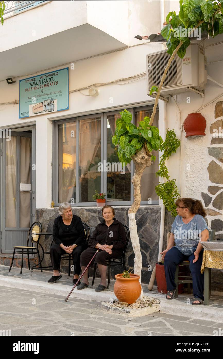 Griechenland, Insel Fourni, Inselhauptort Fourni, Strasse vom Hafen zur Platia, drei Frauen beim Plausch Foto Stock