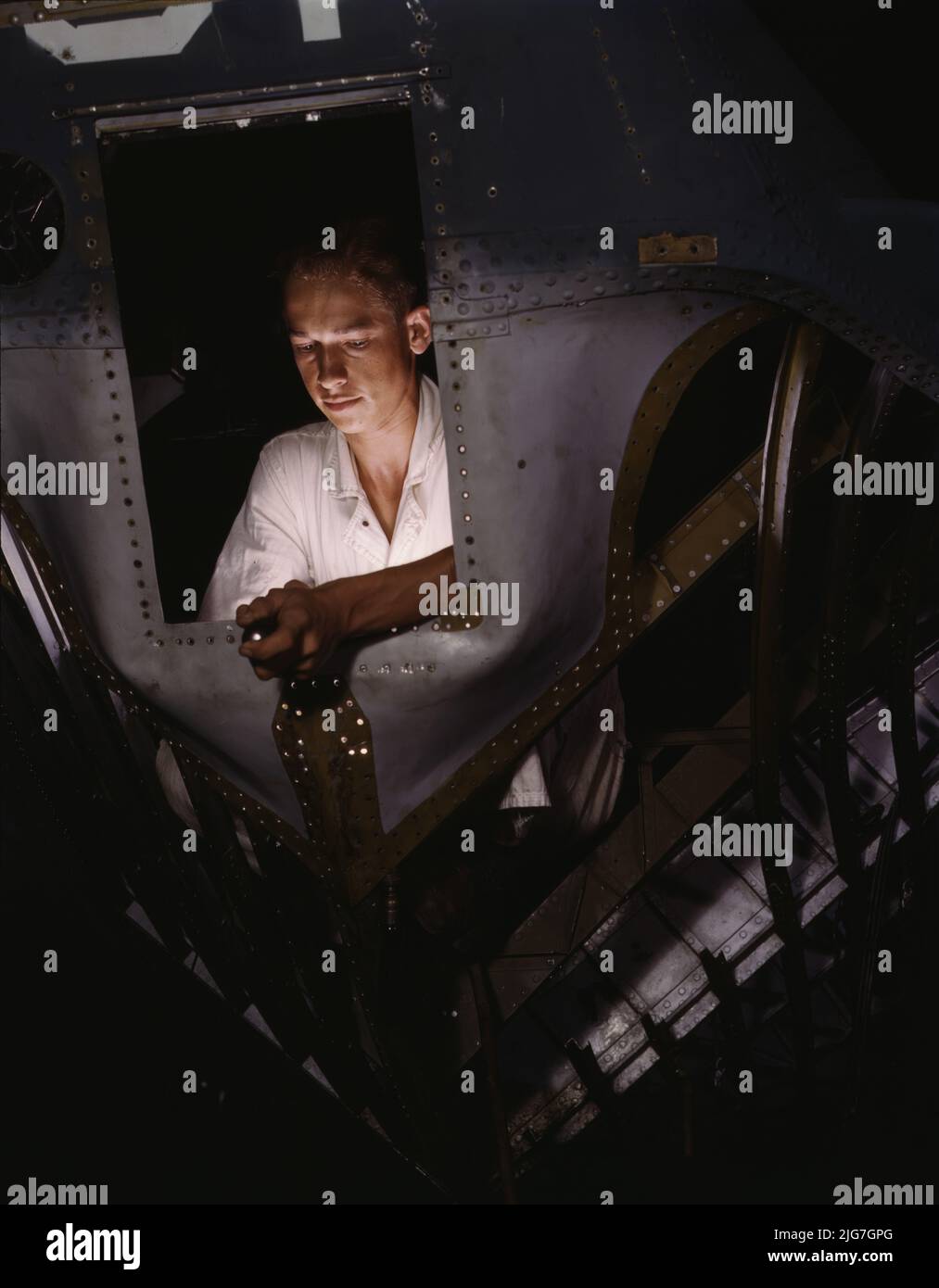 Come tirocinante NYA che lavora all'interno del naso di una PBY, Elmer J. Pace sta imparando la costruzione di aerei della Marina, Corpus Christi, base aerea navale, Texas. Foto Stock
