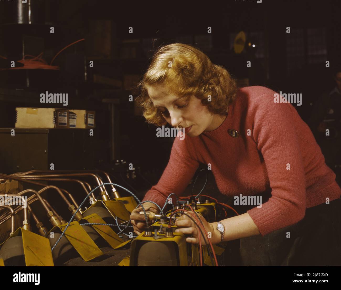 Lucile Mazurek, 29 anni, ex-casalinga, marito di entrare in servizio, lavorando su black-out delle lampade per essere utilizzato su rimorchi a benzina della Air Force, Heil e Co., Milwaukee, Wisc. Foto Stock