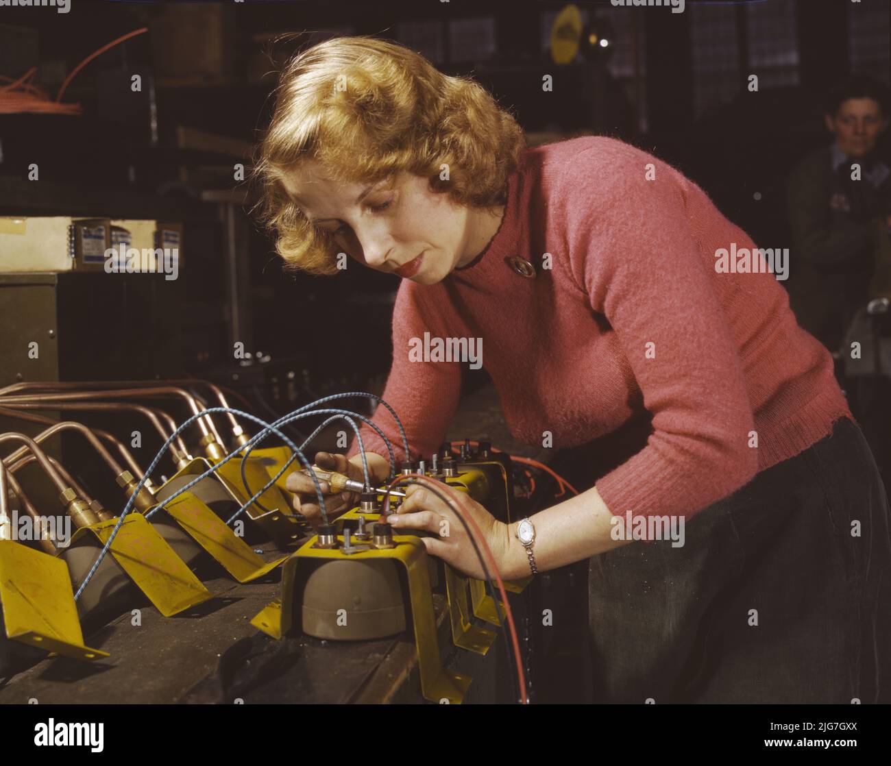 Lucile Mazurek, 29 anni, ex-casalinga, marito che entra in servizio [servizi armati degli Stati Uniti] . Lavorando sulle lampade nere da utilizzare sui rimorchi a benzina dell'Air Force, Heil and Co., Milwaukee, Wisconsin. Foto Stock