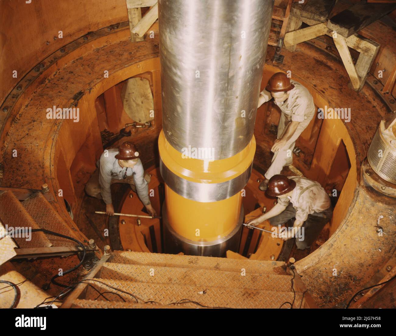 Controllo dell'allineamento di un albero della turbina nella parte superiore del cuscinetto di guida nella centrale idroelettrica di TVA, Watts Bar Dam, Ten. Situata a 530 miglia sopra la foce del fiume Tennessee, la diga dispone di un impianto di potenza autorizzato di 90.000 kw; che può essere aumentato ad un finale possibile di 150.000 kw. Il serbatoio alla diga aggiunge 370.000 acri-piedi di acqua allo stoccaggio controllato sul sistema di fiume del Tennessee. Foto Stock Controllo dell'allineamento di un albero della turbina nella parte superiore del cuscinetto di guida nella centrale idroelettrica di TVA, Watts Bar Dam, Ten. Situata a 530 miglia sopra la foce del fiume Tennessee, la diga dispone di un impianto di potenza autorizzato di 90.000 kw; che può essere aumentato ad un finale possibile di 150.000 kw. Il serbatoio alla diga aggiunge 370.000 acri-piedi di acqua allo stoccaggio controllato sul sistema di fiume del Tennessee. Foto Stock