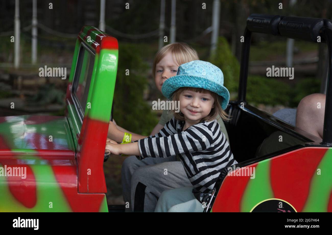 Power Park, Finlandia - 21 giugno 2022: Auto safari con siblings su rotaie Foto Stock