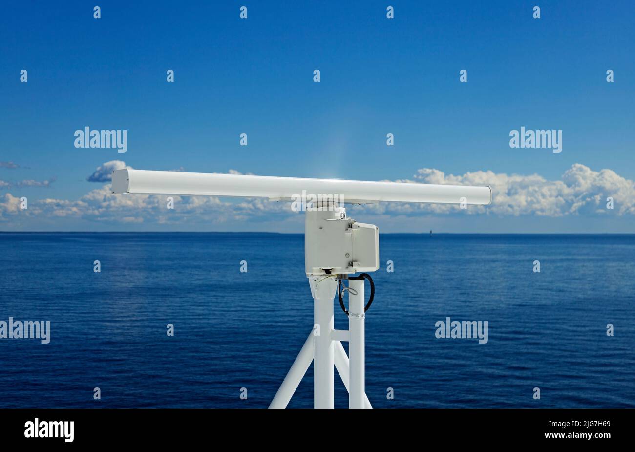 un radar bianco rotante su una grande nave in mare Foto Stock