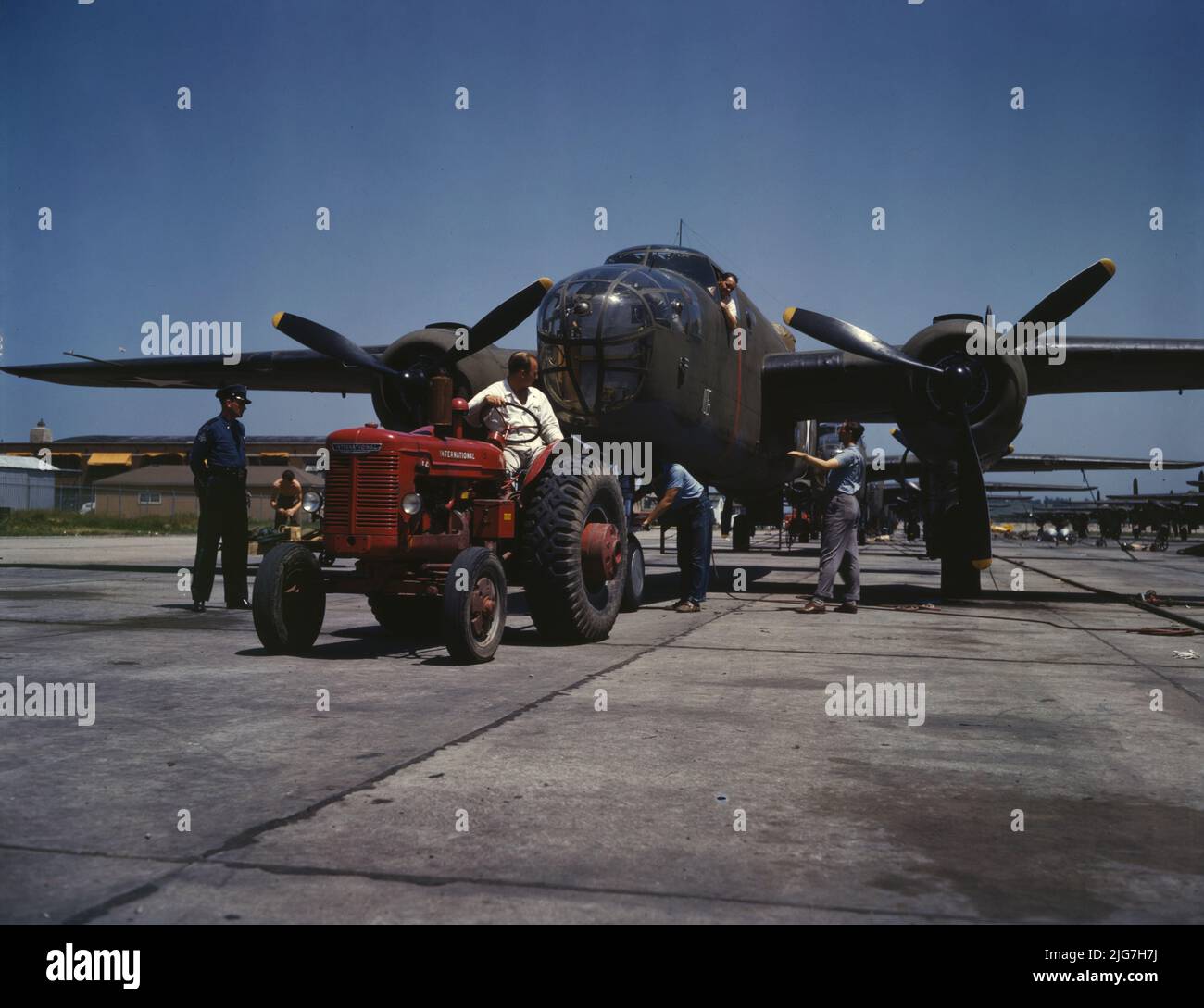 B-25 aerei bombardieri alla North American Aviation, incorporati che sono trasportati lungo una linea di assemblaggio all'aperto con un trattore "internazionale", Kansas City, Kansas. Foto Stock