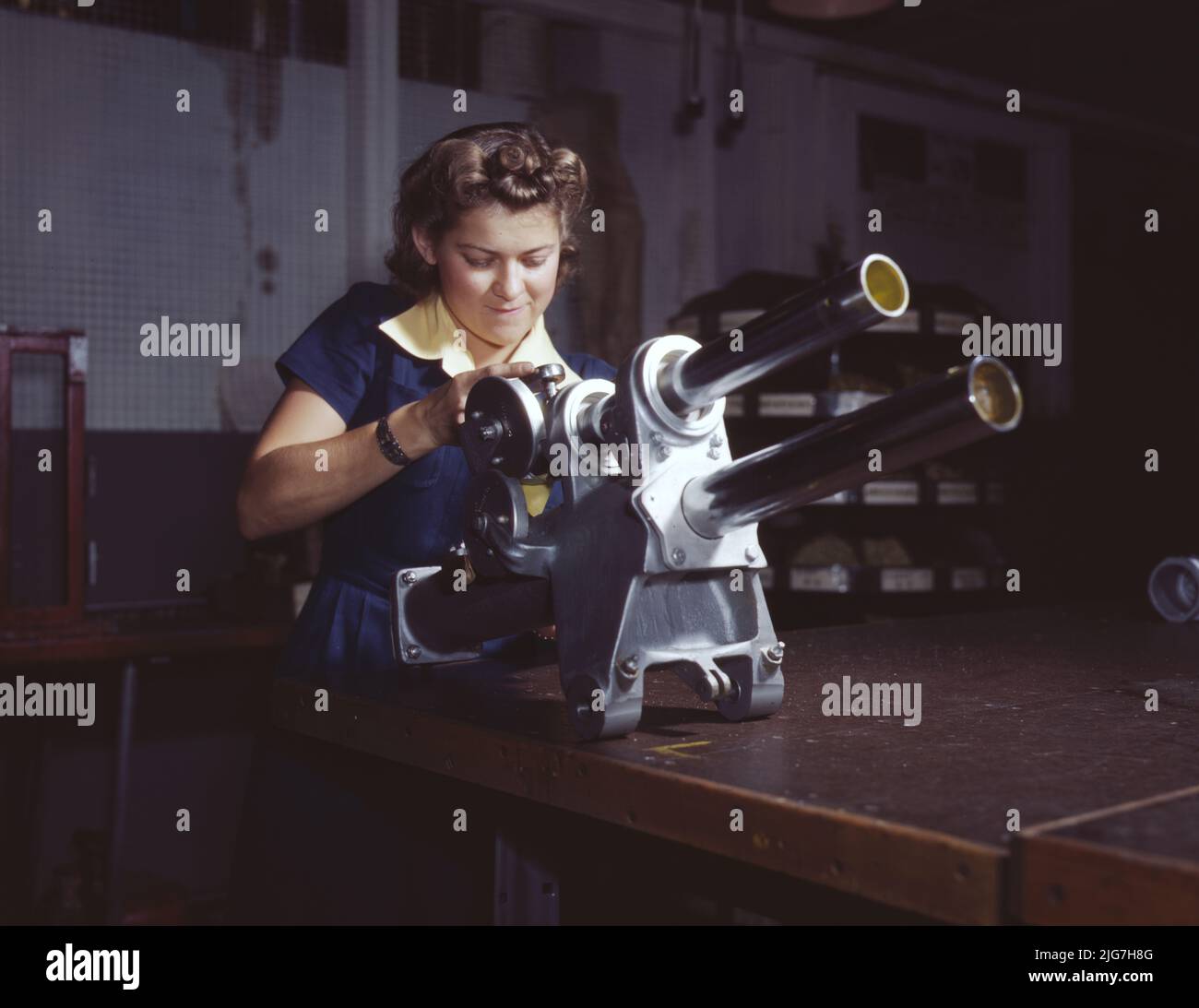Una giovane dipendente della North American Aviation, Incorporated, che lavora sul meccanismo di atterraggio di un aereo da caccia P-51, Inglewood, California. Il meccanismo assomiglia ad un piccolo cannone. Foto Stock