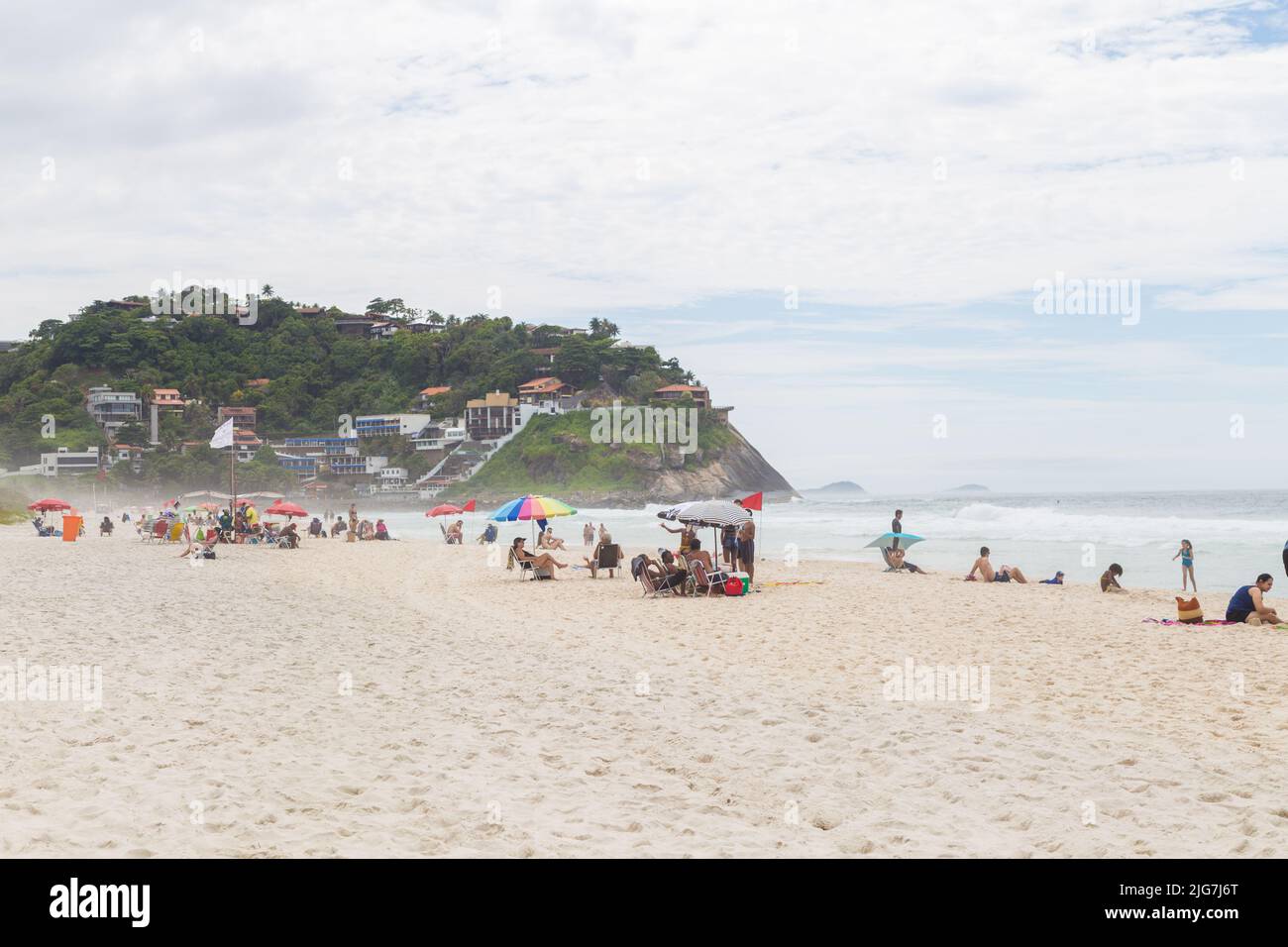 BARRA da TIJUCA, RIO DE JANEIRO, BRASILE - 2 GENNAIO 2020: Vista sulla spiaggia sabbiosa e sul mare. Alcune persone camminano e godersi la splendida costa. Foto Stock