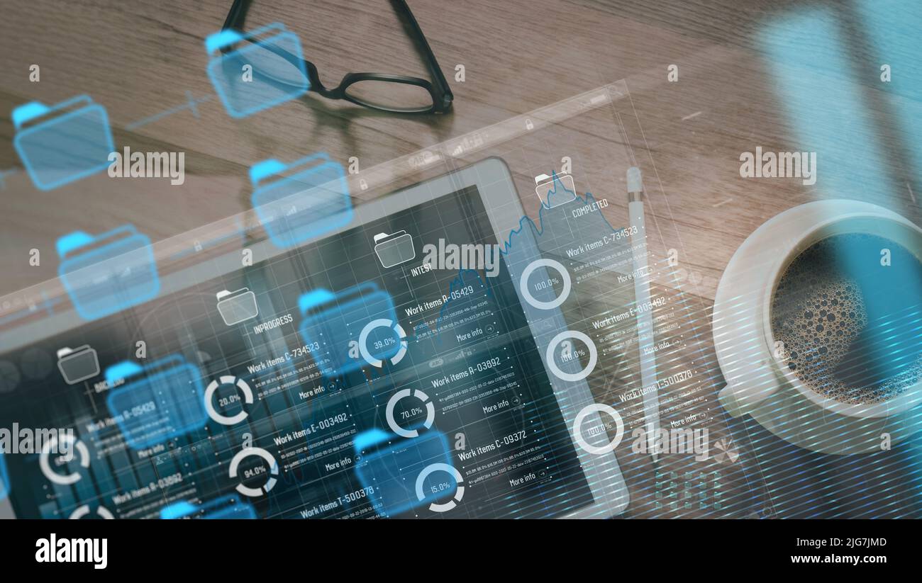 Vista dall'alto del framework della scheda Kanban su un moderno tablet digitale virtuale che mostra l'innovazione sviluppo di software Agile strumento di gestione dei progetti snella f Foto Stock
