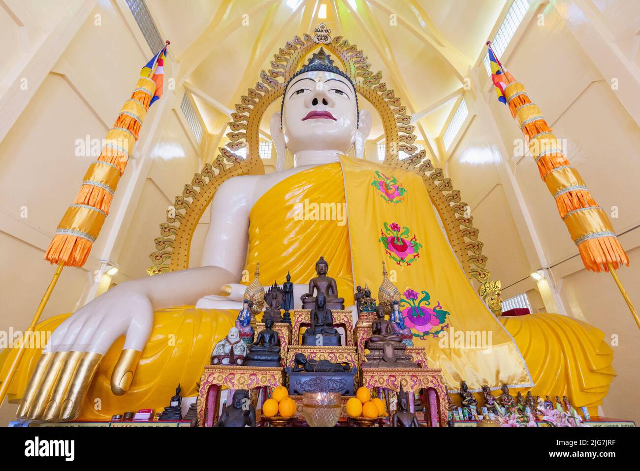 Buddha gigante nel tempio Sakya Muni Buddha Gaya, Repubblica di Singapore. Il tempio è anche conosciuto come il Tempio delle 1000 luci Foto Stock