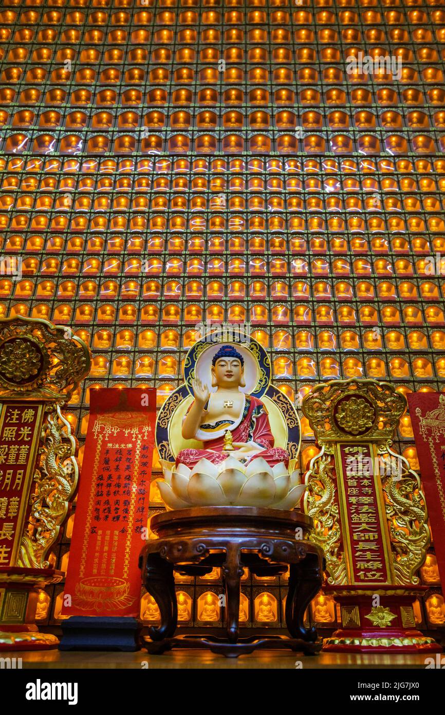 Divinità nel tempio buddista Leong San, Repubblica di Singapore Foto Stock