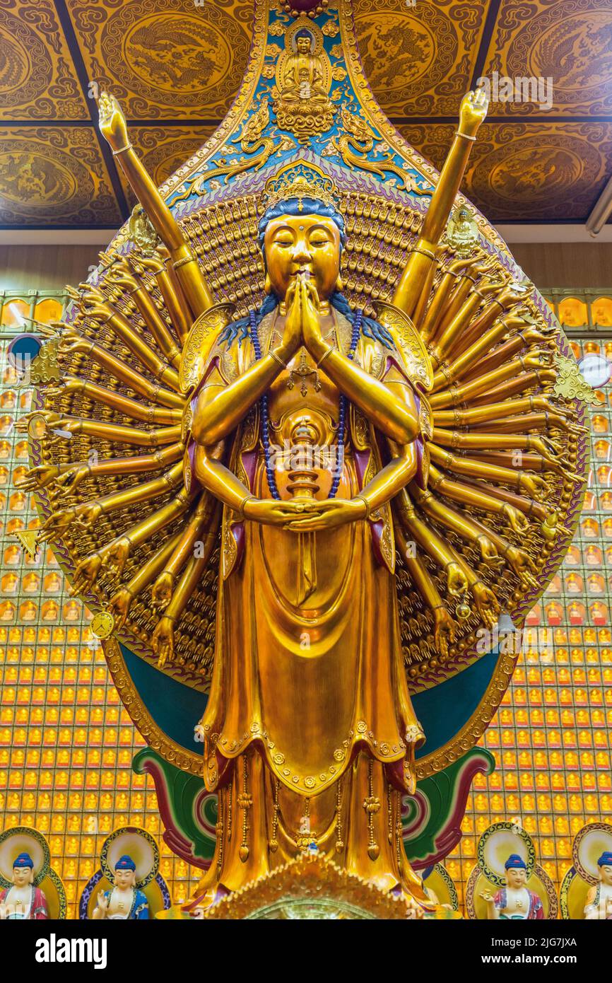 Divinità nel tempio buddista Leong San, Repubblica di Singapore Foto Stock