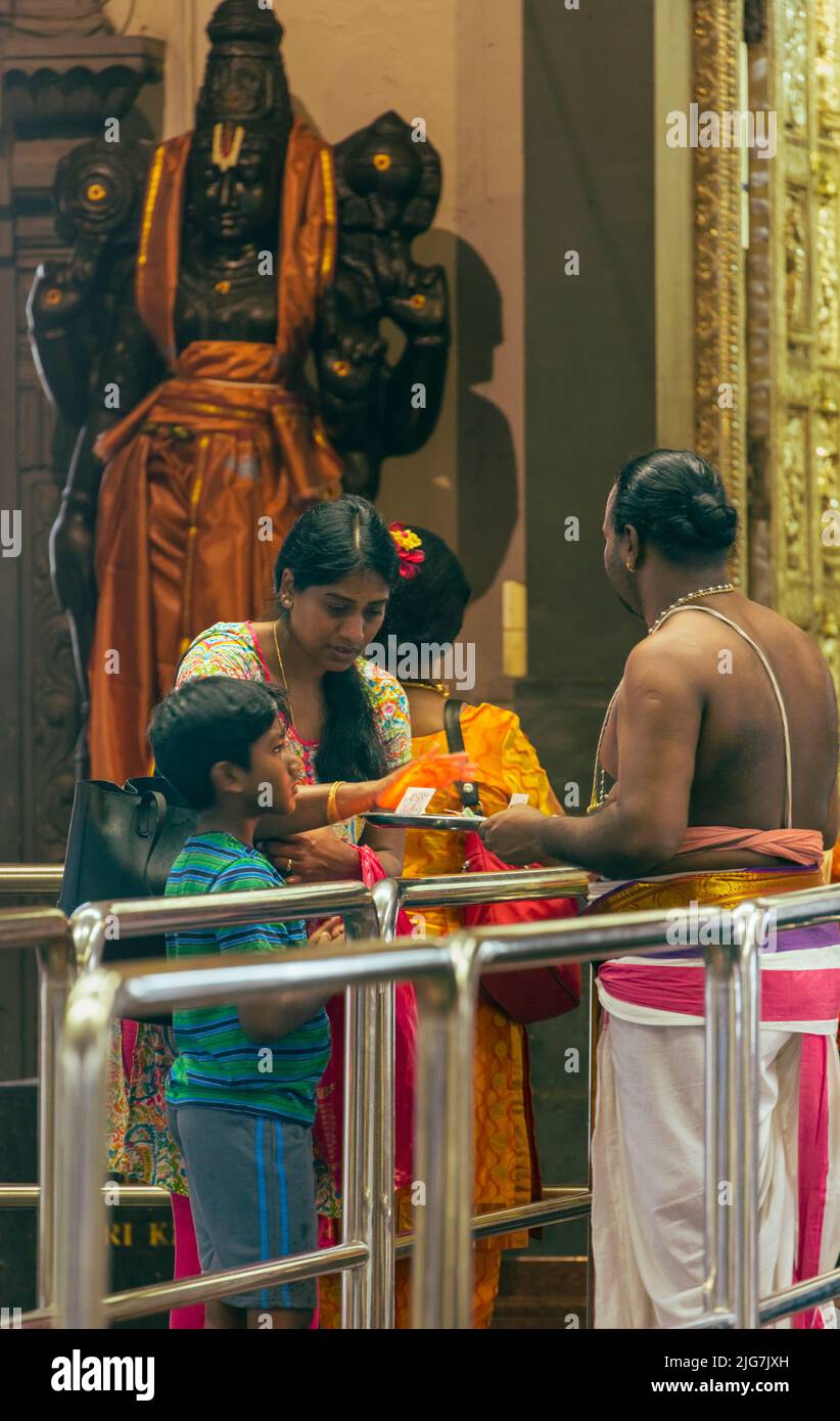 Sacerdote e fedele al Tempio Indu Sri Srinivasa Perumal o al Tempio Sri Perumal, Repubblica di Singapore Foto Stock