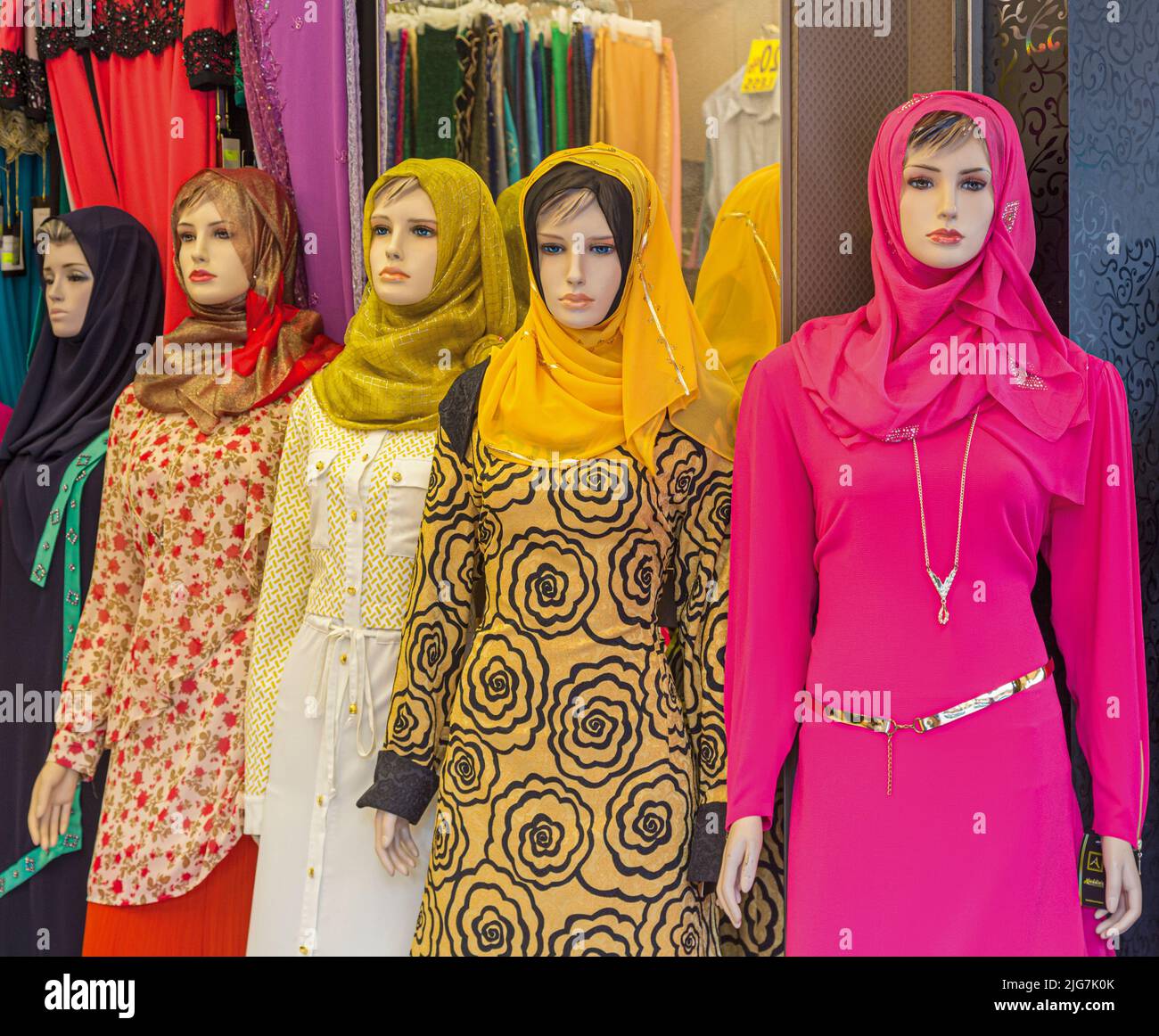 Manichini di fronte al negozio che espone la gamma di abbigliamento femminile musulmano. Repubblica di Singapore Foto Stock