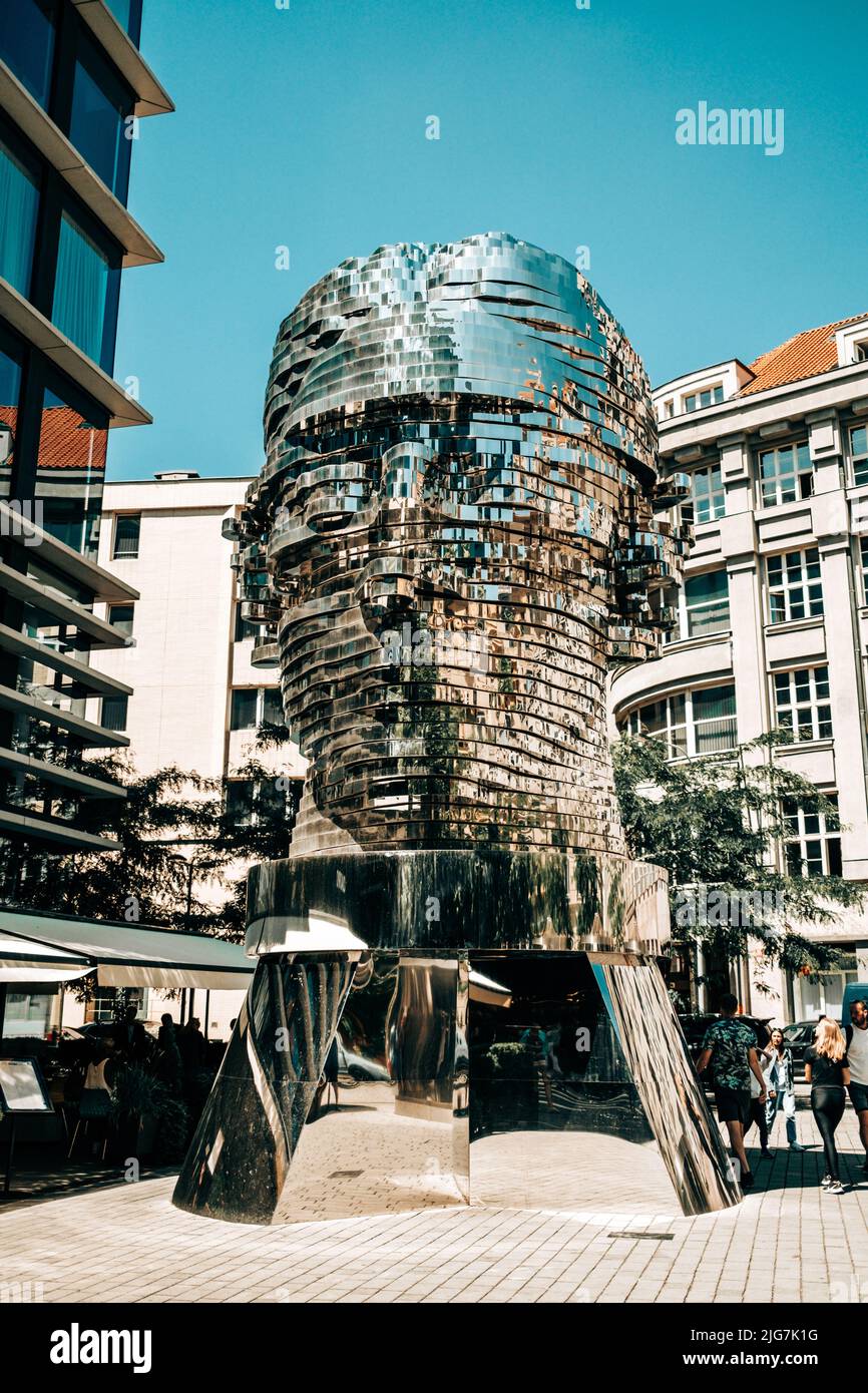 Praga, Repubblica Ceca - Luglio 2022. Statua a specchio mobile di Franz Kafka di David Cerny. Grande scultura con testa in metalmorfosi. Foto Stock