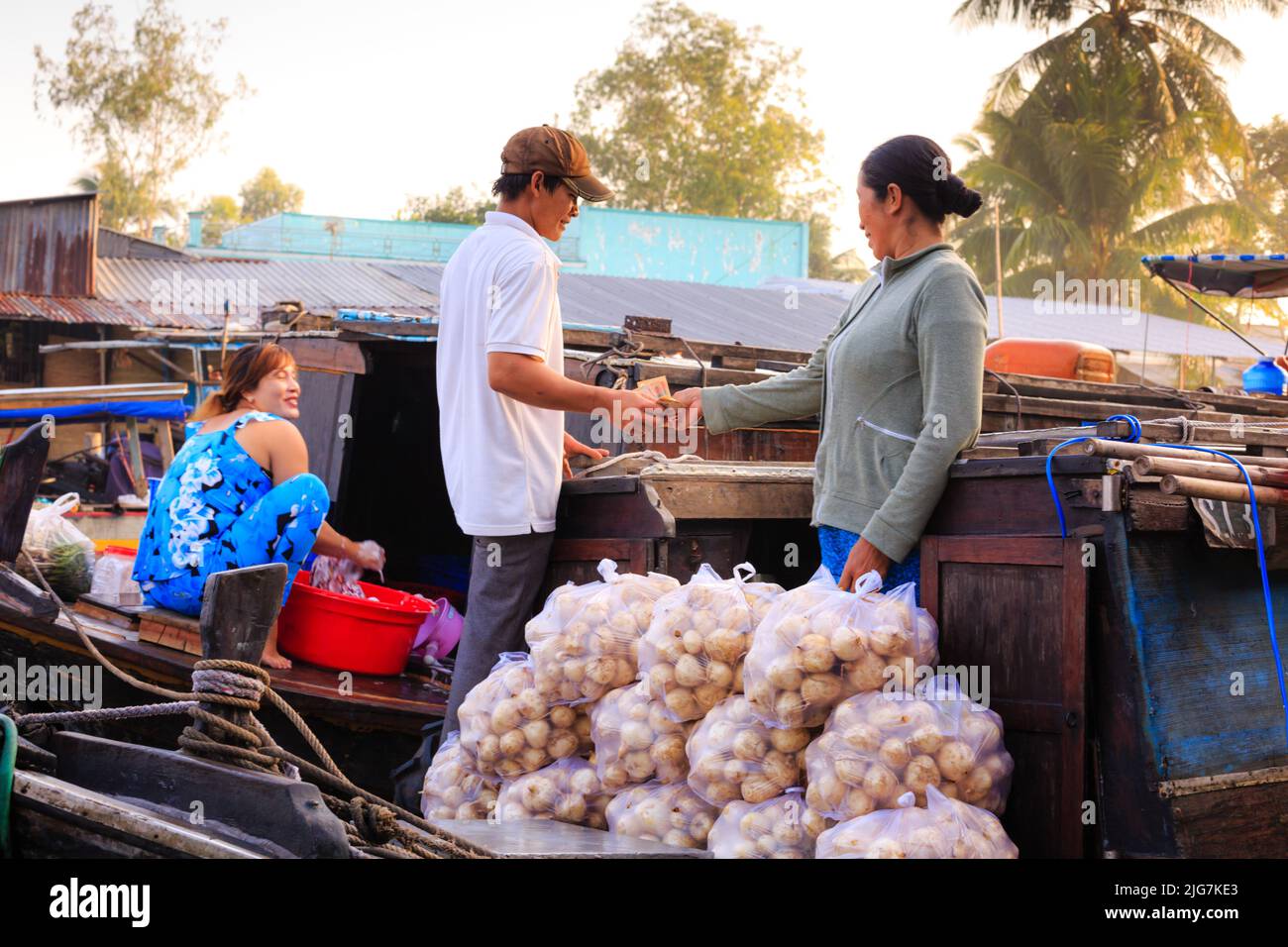 Provincia SOC Trang, Vietnam - 5 febbraio 2015: Gli agricoltori acquistano affollate in mattinata mercato galleggiante con decine di barche lungo il commercio fluviale agricolo Foto Stock