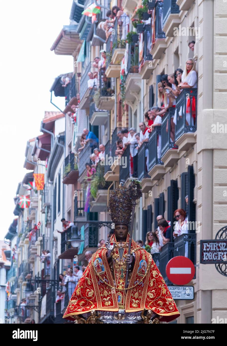 Immagine di San Fermin nella tradizionale processione del santo e la gente sui balconi della strada principale. Luglio 07, 2022. Pamplona, ​​Navarra, Spa Foto Stock