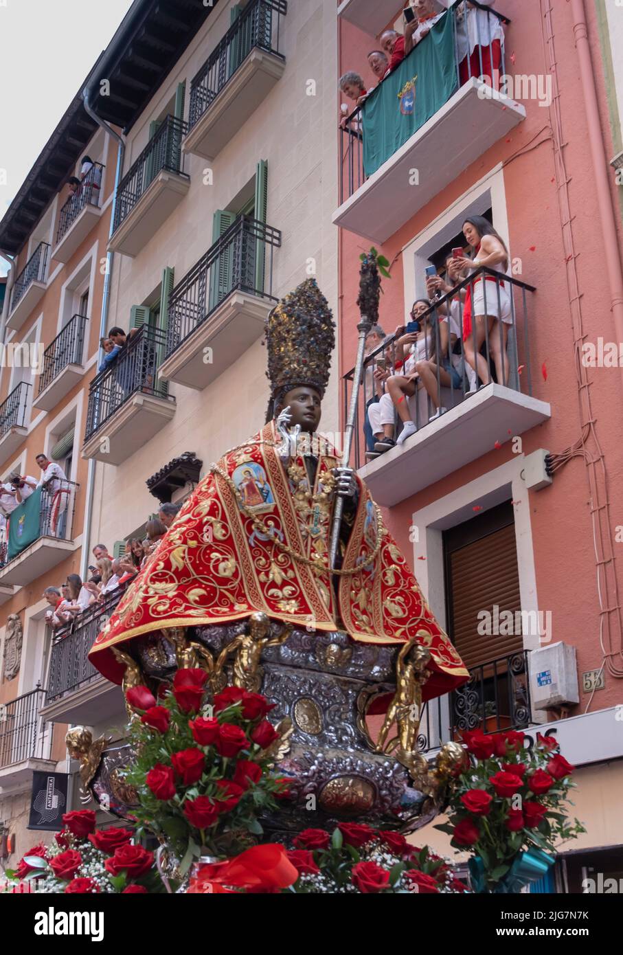 Immagine di San Fermin nella tradizionale processione del santo e la gente sui balconi della strada principale. Luglio 07, 2022. Pamplona, ​​Navarra, Spa Foto Stock