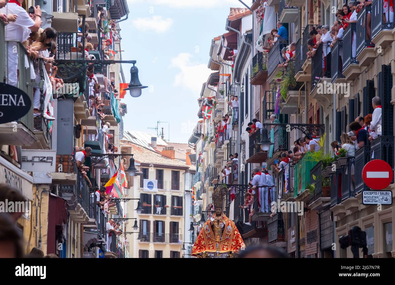 Immagine di San Fermin nella tradizionale processione del santo e la gente sui balconi della strada principale. Luglio 07, 2022. Pamplona, ​​Navarra, Spa Foto Stock