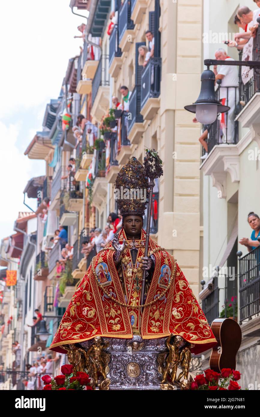 Immagine di San Fermin nella tradizionale processione del santo e la gente sui balconi della strada principale. Luglio 07, 2022. Pamplona, ​​Navarra, Spa Foto Stock