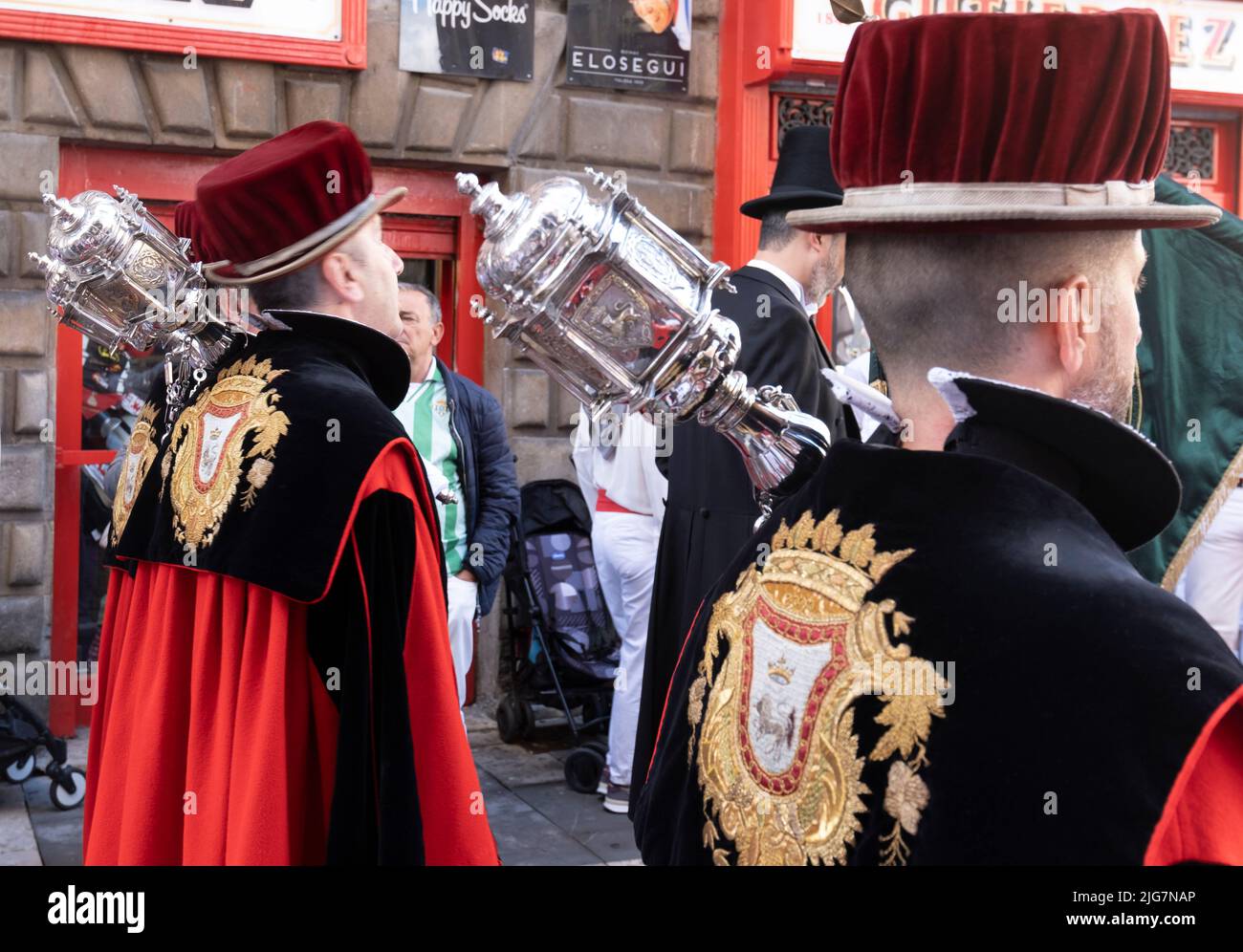 Personaggi in uniforme nella tradizionale processione del giorno di San Fermin. Luglio 07 2022. Foto Stock