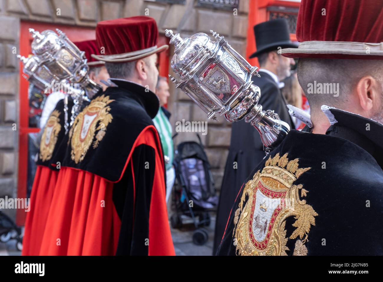 Personaggi in uniforme nella tradizionale processione del giorno di San Fermin. Luglio 07 2022. Foto Stock