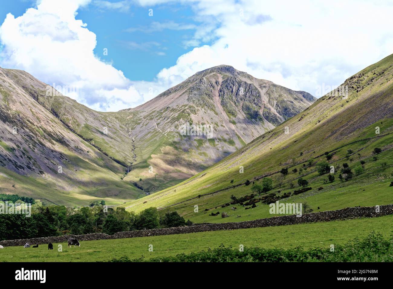 Grande montagna Gable a Wasdale, Lake District National Park, Cumbria in una giornata estiva soleggiata, Inghilterra Regno Unito Foto Stock