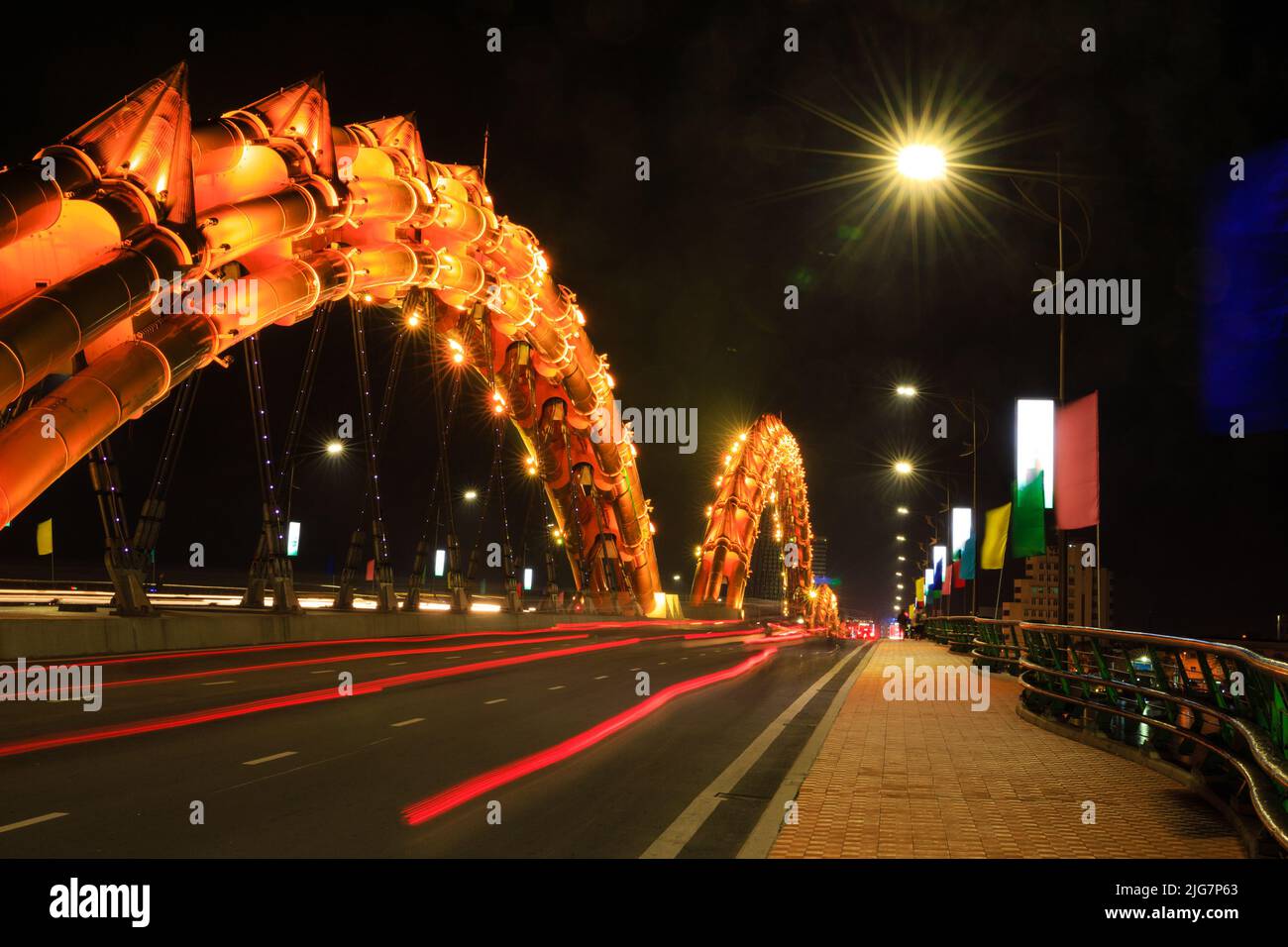 Dragon Bridge di notte in Da Nang, Vietnam Foto Stock