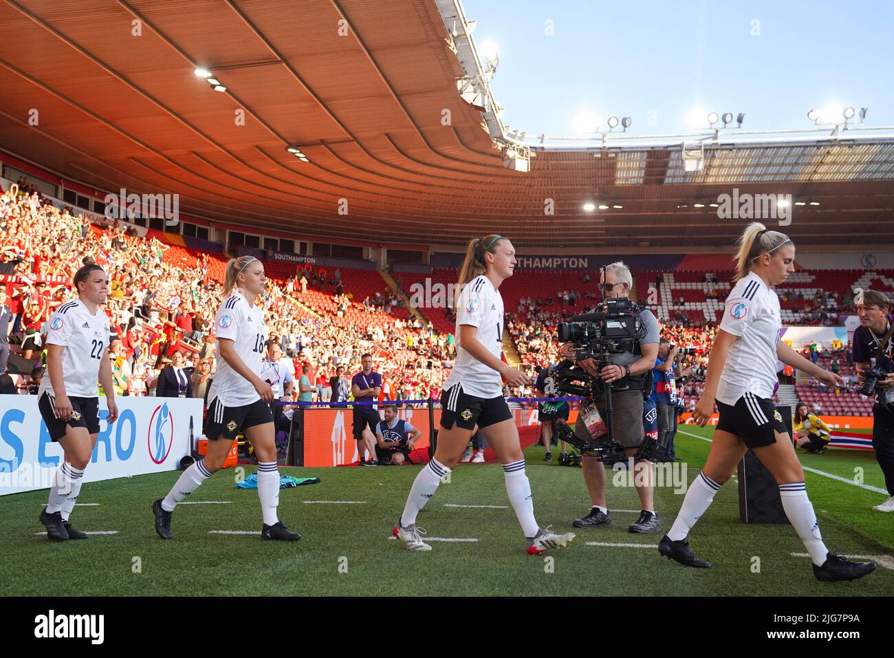 Southampton, Regno Unito. 07th luglio 2022. Southampton, Inghilterra, 7th 2022 luglio: Abbie Magee (22 Irlanda del Nord) e Nadene Caldwell (16 Irlanda del Nord) entrano nello stadio durante la partita di football UEFA Womens Euro 2022 tra Norvegia e Irlanda del Nord al St. Marys Stadium di Southampton, Inghilterra. (Daniela Porcelli /SPP) Credit: SPP Sport Press Photo. /Alamy Live News Foto Stock