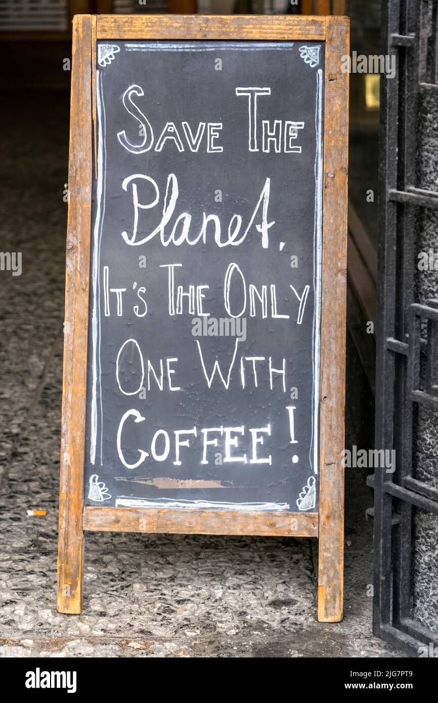 Tromso, Outdoor sign Salva il pianeta è l'unico con il caffè Foto Stock