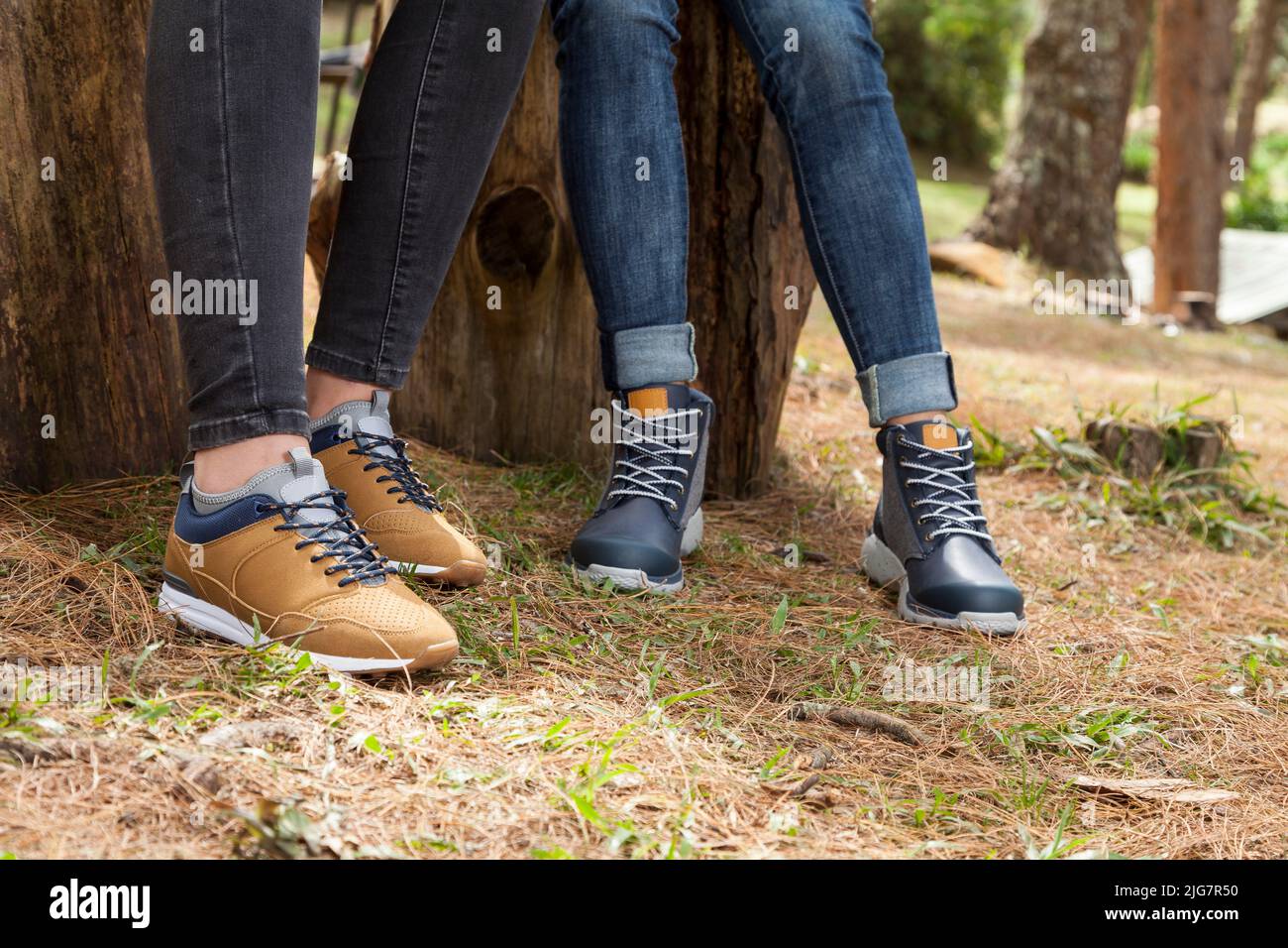 Moda - scarpe con stivaletti foto su sfondo naturale. Foto Stock