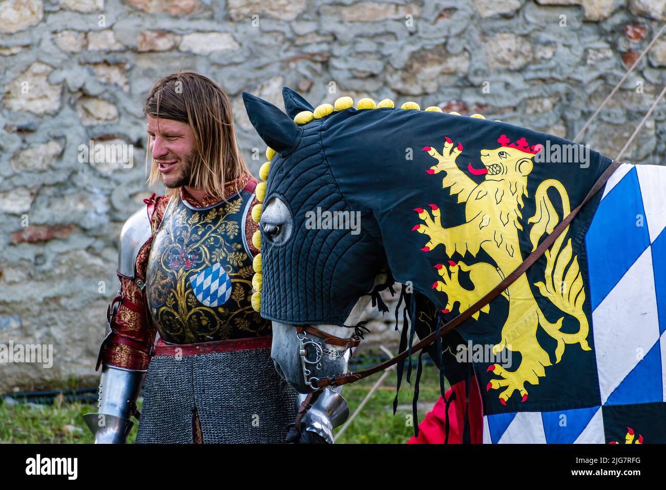 WYWAR CASTLE FEST, dimostrazioni di cavalieri cavalieri con il suo cavallo alla fine del torneo Foto Stock