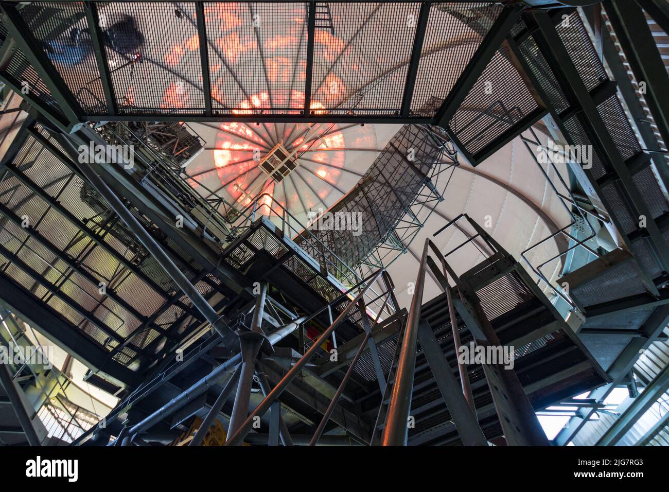 All'interno di una cupola radar militare. Cupola gigante di un'antenna radar di una base militare. Foto Stock