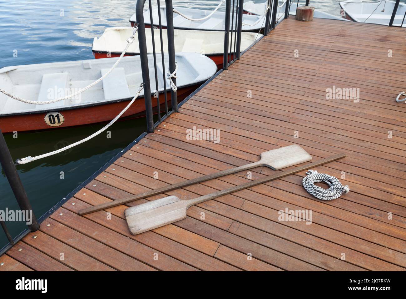 Sfondo nautico - foto su molo, remi e corda. Foto Stock
