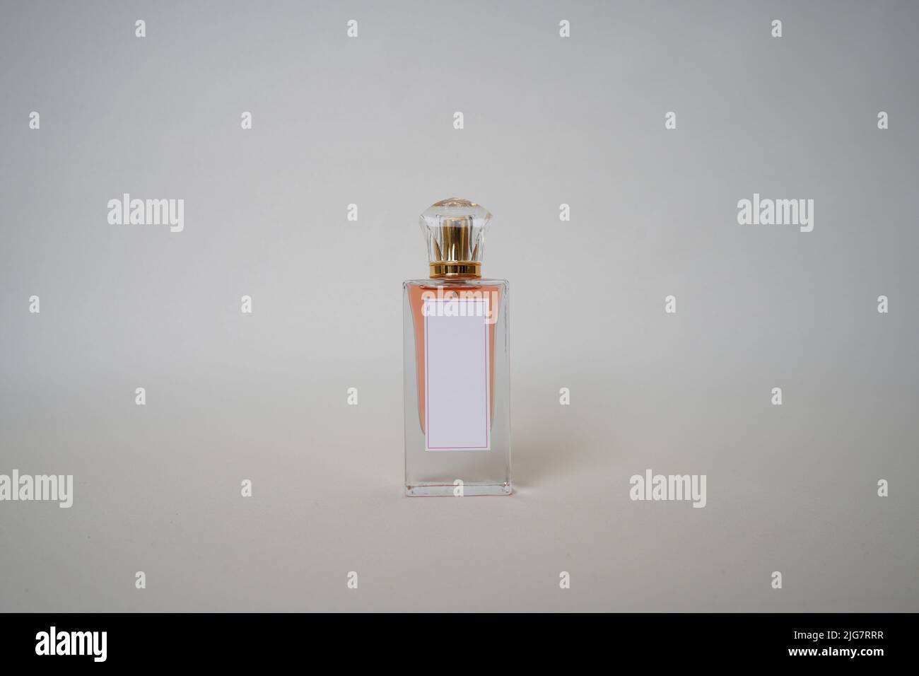 Bottiglia e tappo profumati arancioni per marcare a caldo isolati su sfondo bianco, boccagli profumati arancioni. Foto Stock