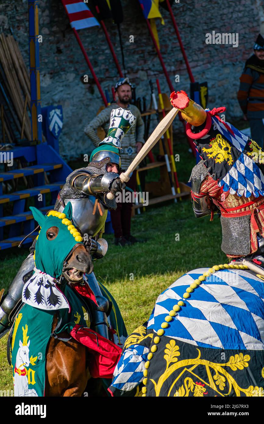 WYWAR CASTLE FEST, dimostrazioni di combattimenti cavalieri Engravers a cavallo in un duello di spada Foto Stock