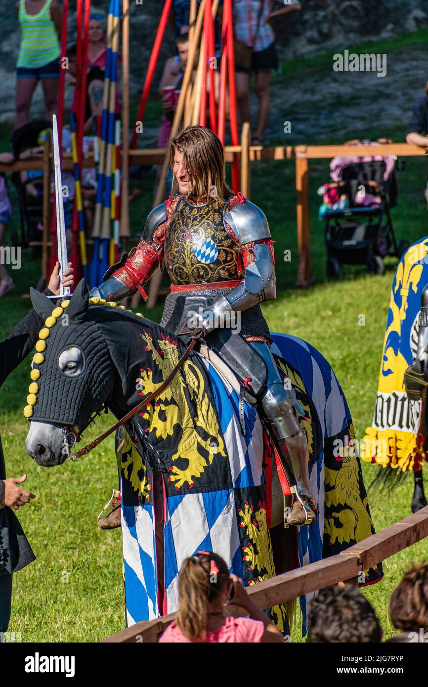 WYWAR CASTLE FEST, dimostrazioni di cavalieri cavalieri a cavallo con una lancia attende un avversario in un torneo Foto Stock