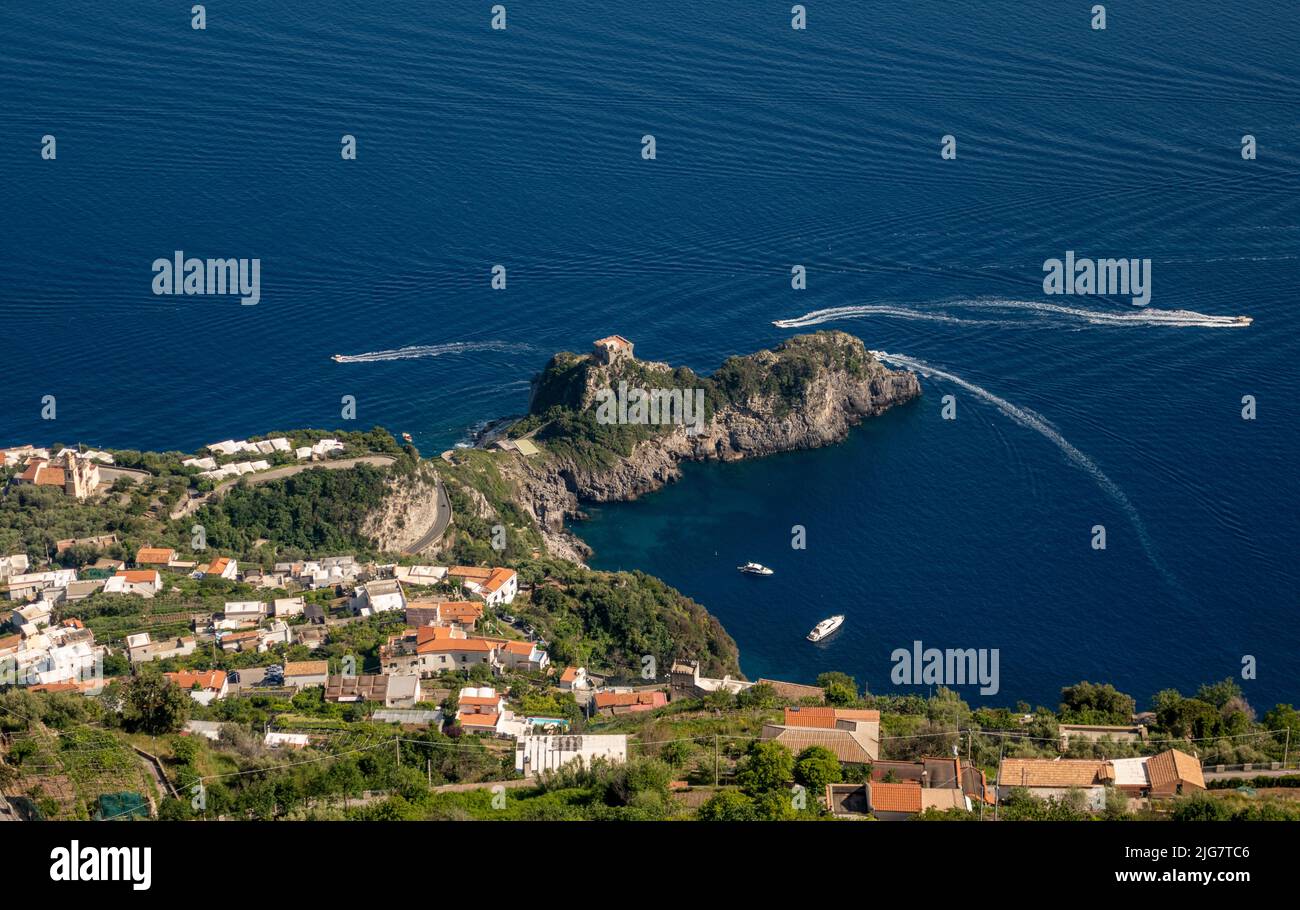 Guardando giù sopra Conca dei Marini, vicino Amalfi, Campania, Italia Foto Stock