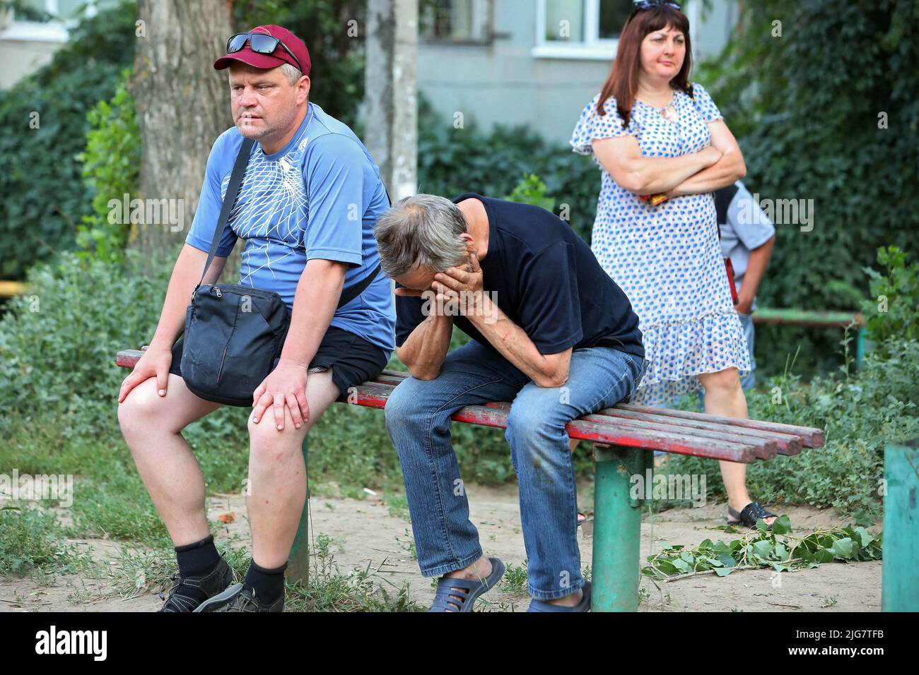 Kharkiv, Ucraina. 7th luglio 2022. Un uomo piange il suo morto amava uno. Tre persone sono state uccise a causa dell'abbattimento russo di una zona residenziale con lanciarazzi multipli, Kharkiv, Ucraina settentrionale. Luglio 7, 2022. Photo by Vyacheslav MadiyevskyiUkrinform/ABACAPRESS.COM Credit: Abaca Press/Alamy Live News Foto Stock