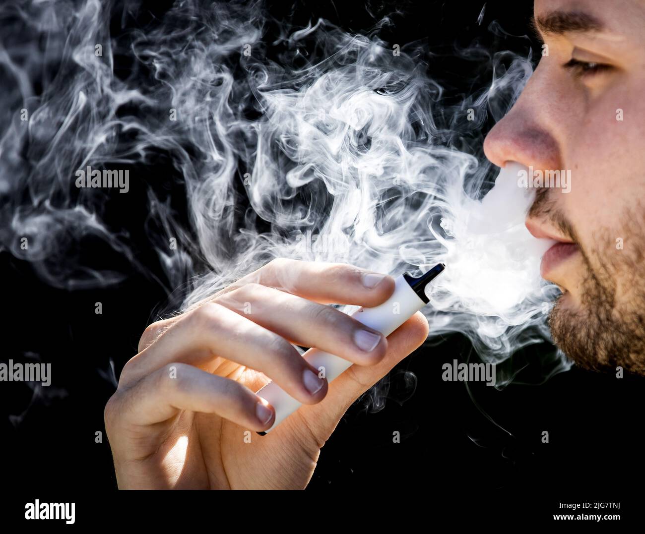 2022-07-08 11:14:10 ILLUSTRAZIONE - Un giovane uomo fuma un vaper, aka una e-sigaretta. ANP KOEN VAN WEEL olanda OUT - belgio OUT Foto Stock