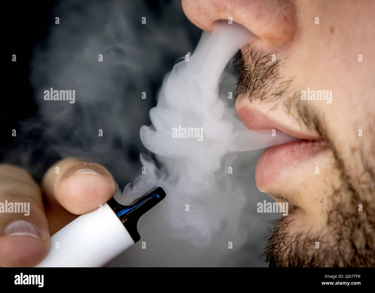 2022-07-08 11:13:11 ILLUSTRAZIONE - Un giovane uomo fuma un vaper, aka una e-sigaretta. ANP KOEN VAN WEEL olanda OUT - belgio OUT Foto Stock