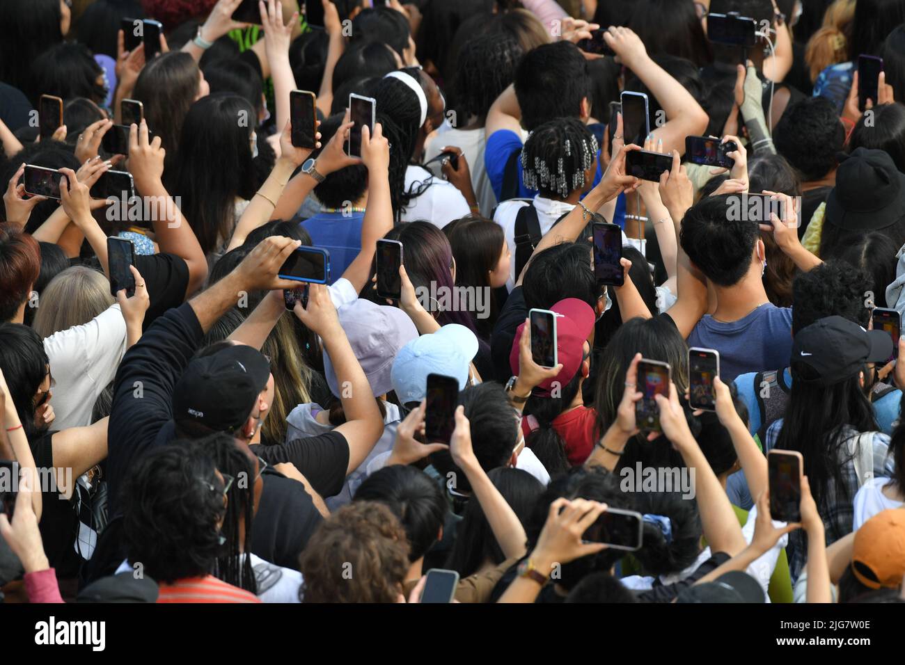 La gente usa i loro telefoni delle cellule per registrare il gruppo della ragazza del K-Pop aespa mentre si esibiscono sul palco durante la serie estiva del concerto di "Good Morning America" in Foto Stock