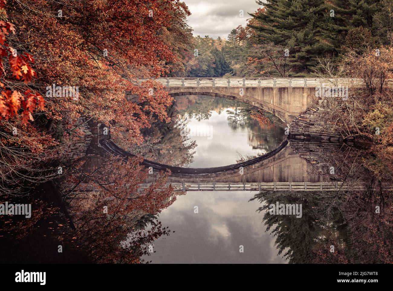 Ponte sul torrente Wesserunsett nel Parco Nazionale di Acadia, Maine Foto Stock