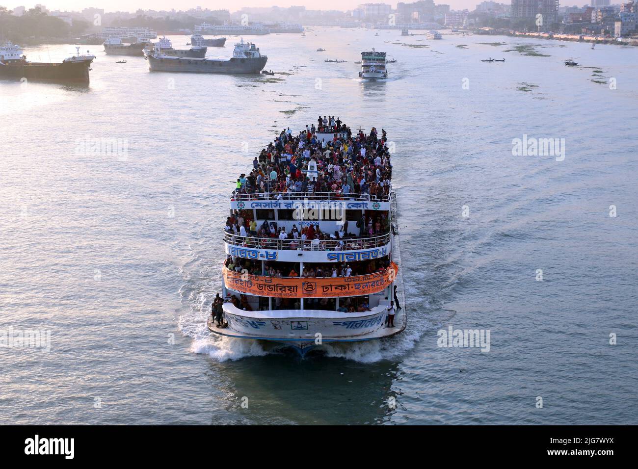 Al terminal Sadarghat si trovano traghetti pieni di viaggiatori. Mentre il Festival di Eid-ul-Adha si avvicina, migliaia di abitanti della capitale del Bangladesh hanno Foto Stock