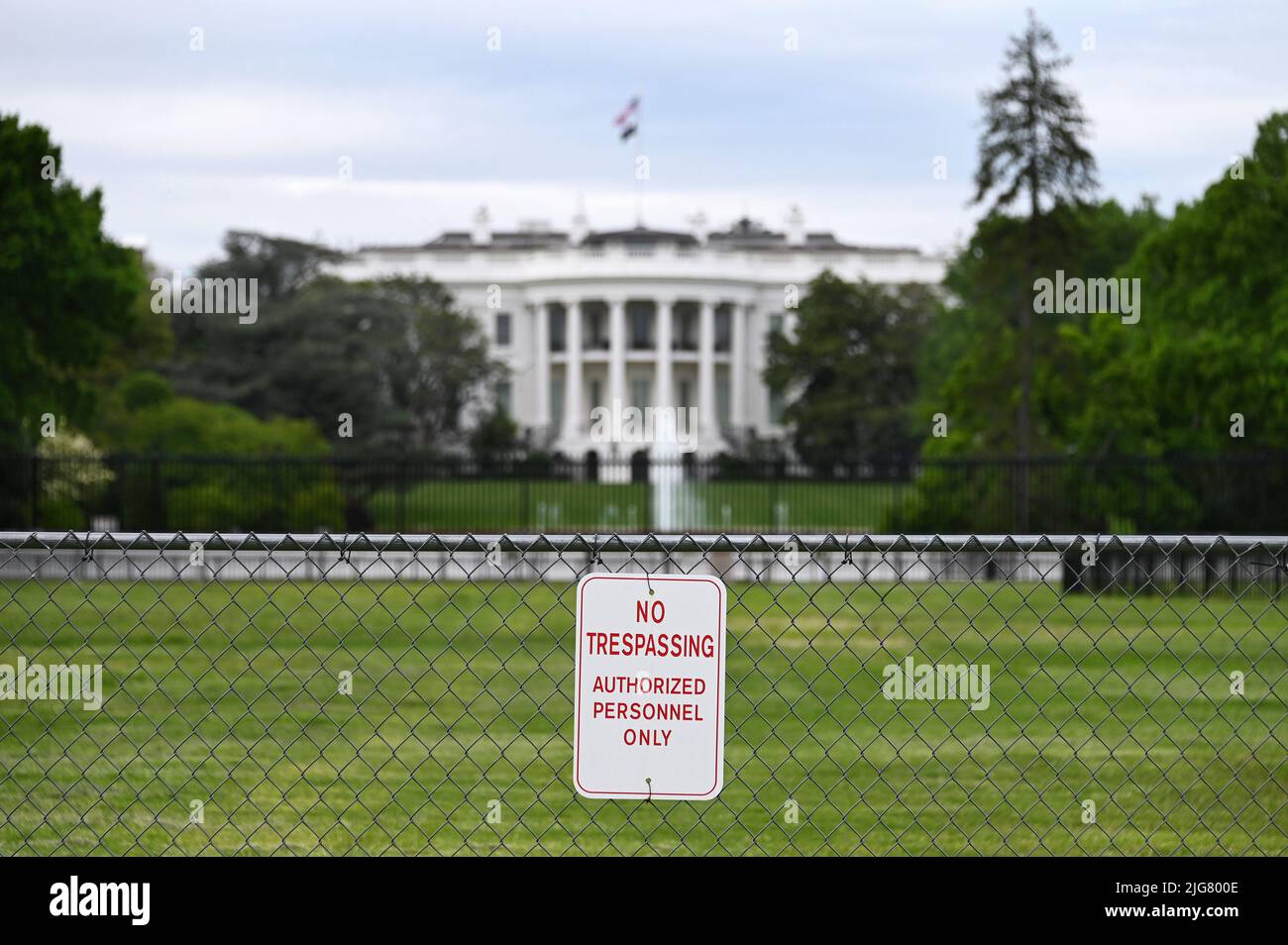 No Trespassing segno su una recinzione di fronte alla Casa Bianca, residenza ufficiale del presidente degli Stati Uniti; Washington D.C. Foto Stock