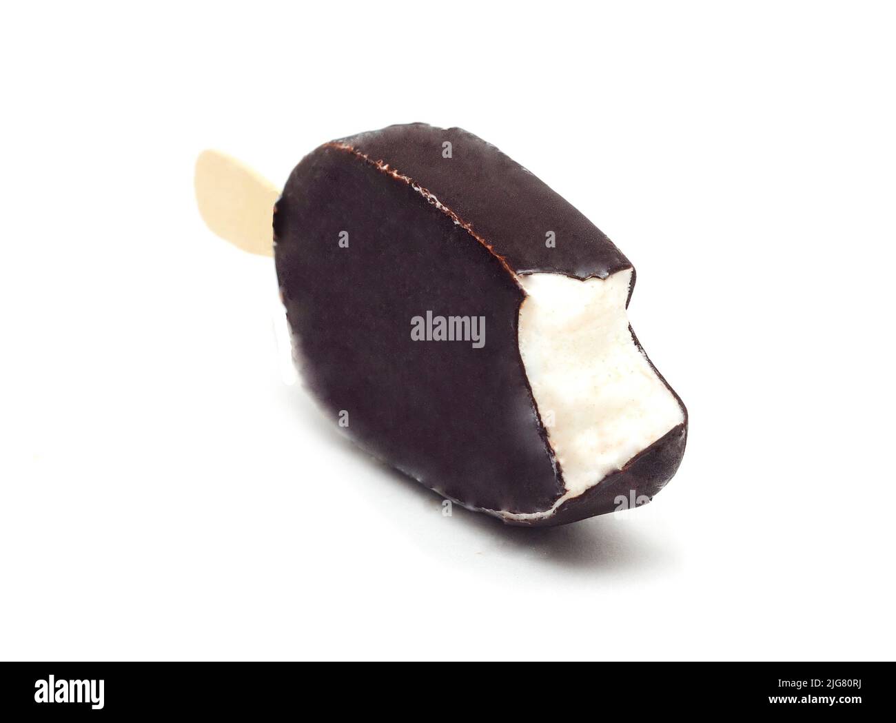 gelato alla vaniglia in glassa di cioccolato isolato su bianco. Foto Stock