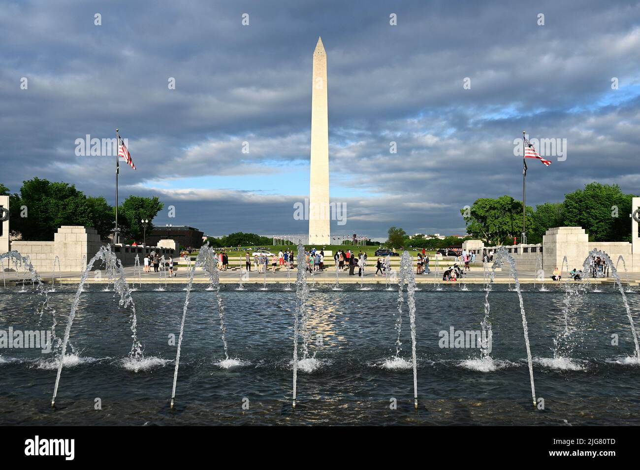 Monumento commemorativo della seconda Guerra Mondiale e Washington Monument sul National Mall; Washington D.C. Foto Stock