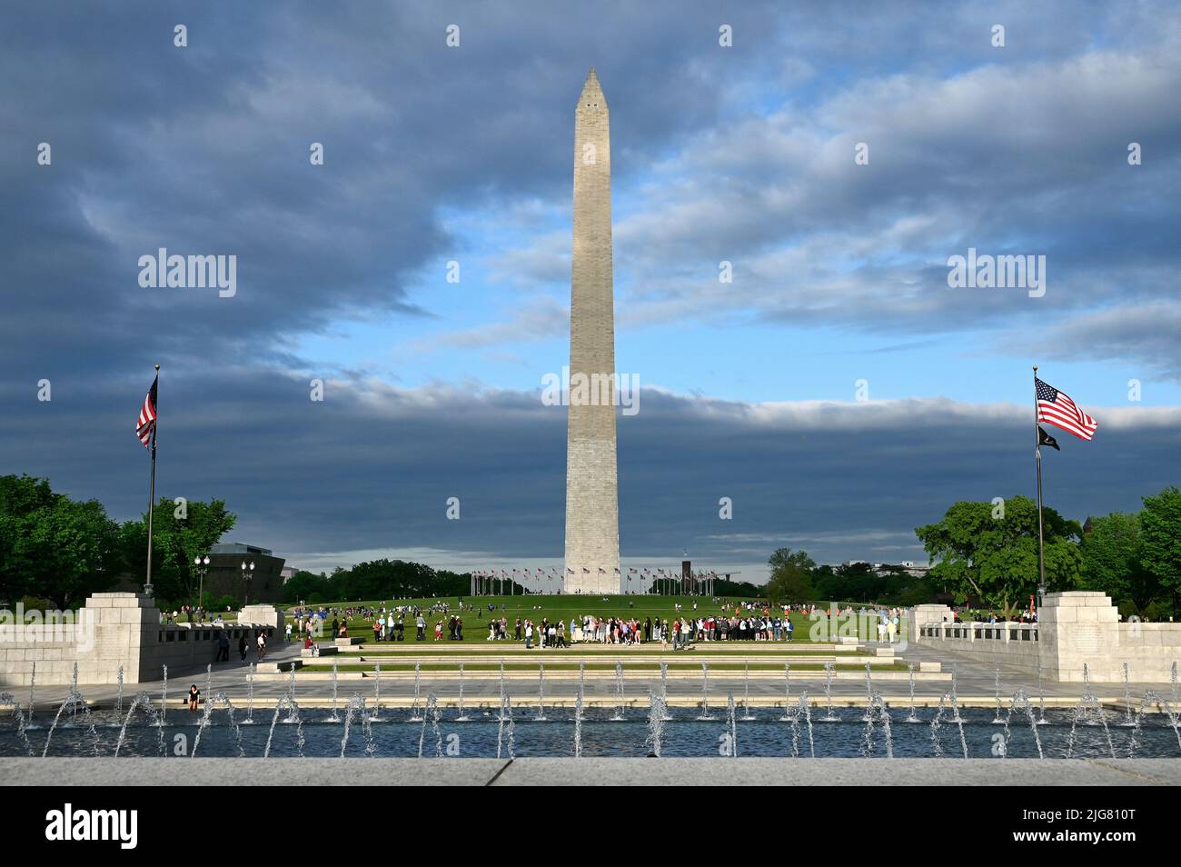 Monumento commemorativo della seconda Guerra Mondiale e Washington Monument sul National Mall; Washington D.C. Foto Stock