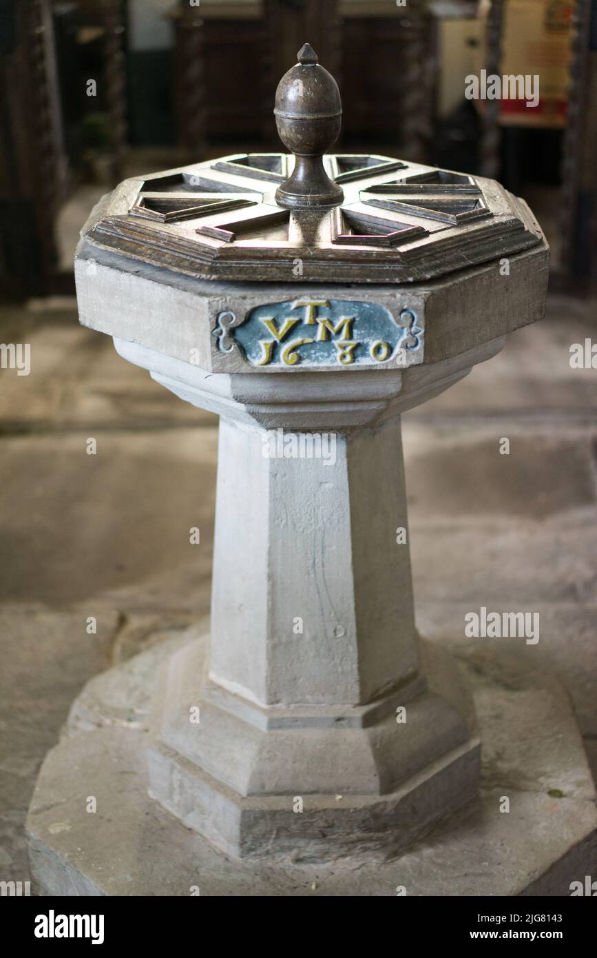 Il vecchio fonte di battesimo di pietra alla chiesa del villaggio di Monnington in Herefordshire, Inghilterra, Regno Unito Foto Stock
