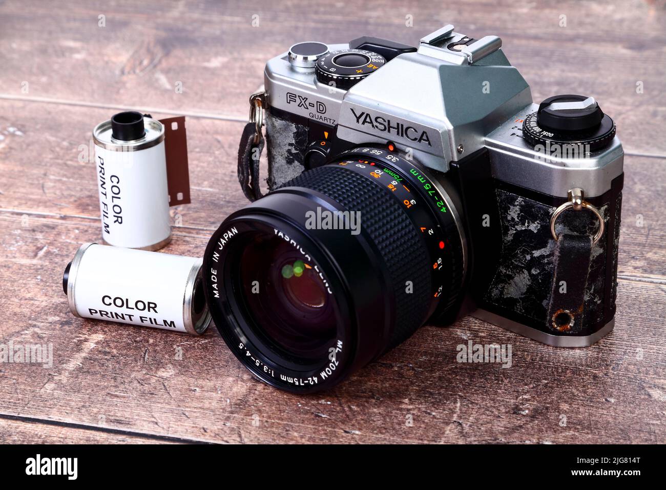Old Yashica Single Lens Reflex 35mm film camera e rotoli di film Foto Stock