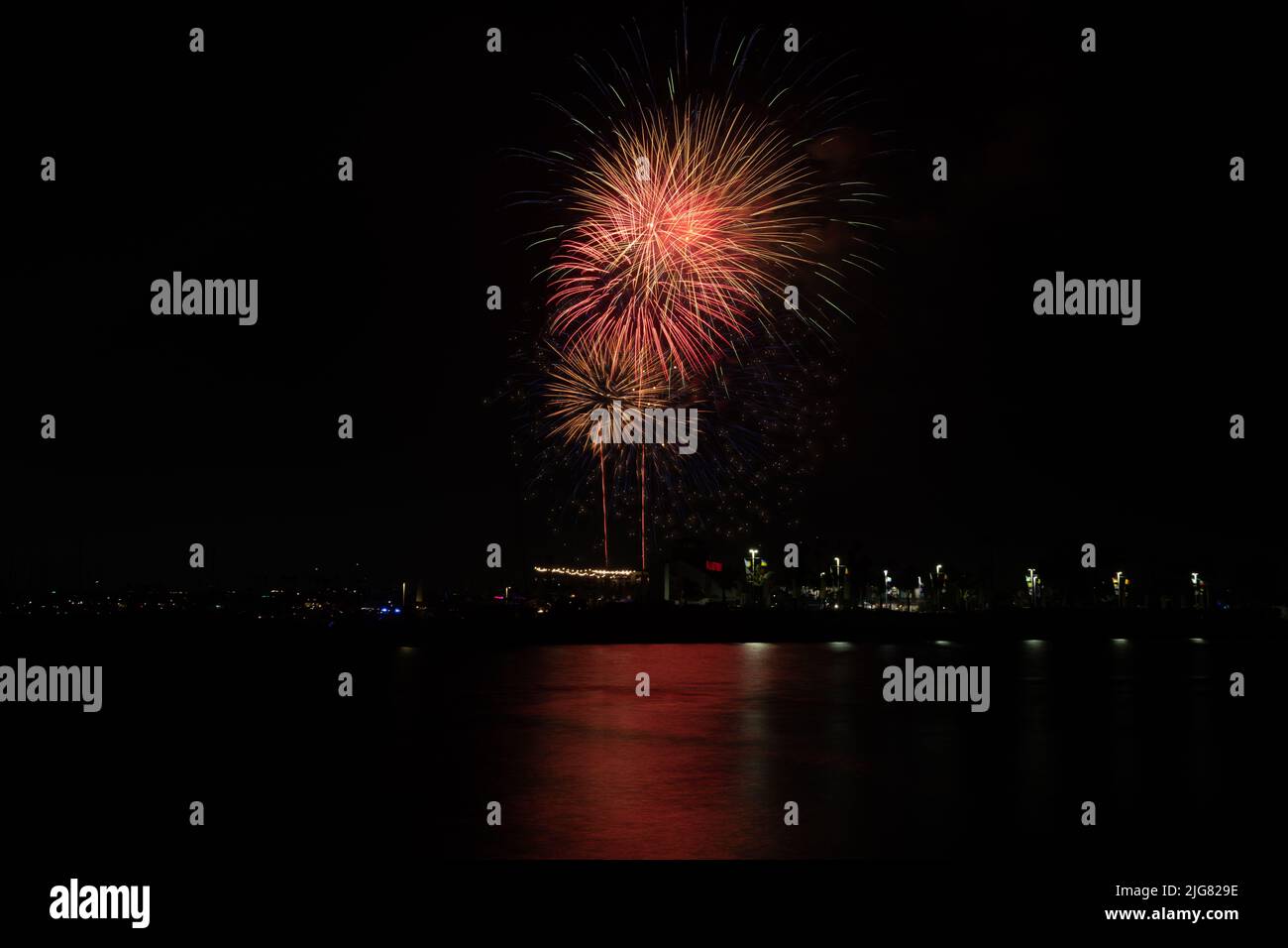 I fuochi d'artificio sparano sulle acque della baia di Alamitos a Long Beach, California, per celebrare la vacanza del 4th luglio Foto Stock